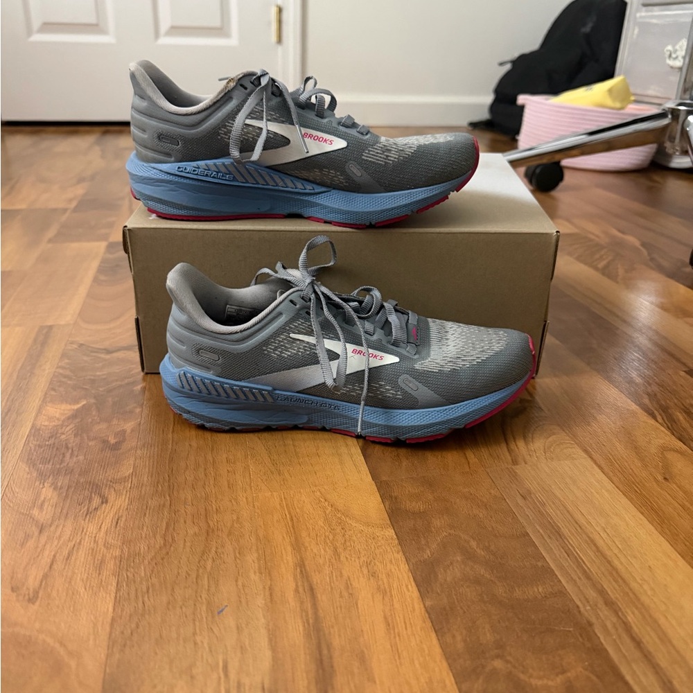 Brooks Womens Gray and Blue Athletic Shoes